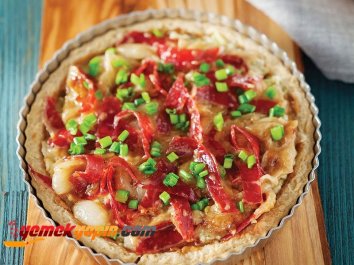 KARAMELİZE SOĞANLI PASTIRMALI TART