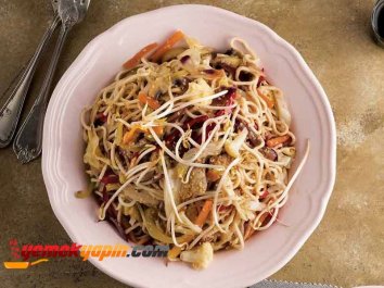 Beyaz Lahanalı Ve Sebzeli Noodle