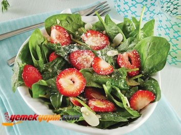 Ispanaklı Ve Bademli Çilek Salatası