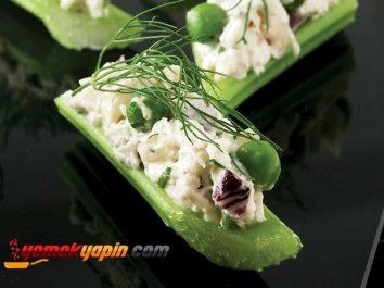 Kereviz Sapında Tavuk Salatası