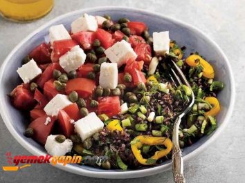 PEMBE DOMATESLİ PİRİNÇ SALATASI