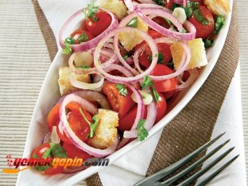 Ekmekli Ve Domatesli Soğan Salatası