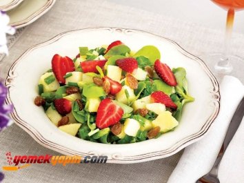 Çilekli Semizotlu Patates Salatası