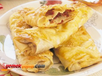 BEŞAMELLİ VE PASTIRMALI BÖREK