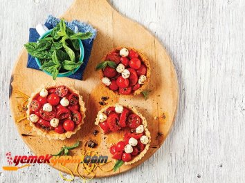 DOMATESLİ VE PEYNİRLİ TART