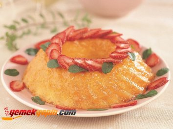 ÇİLEKLİ PİRİNÇ PASTASI