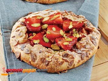 ÇİLEKLİ VE ELMALI GALETTE