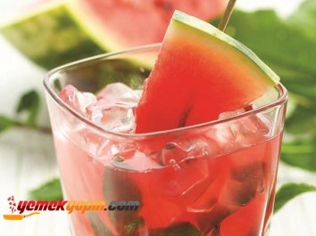 Acılı Ve Misket Limon Soslu Karpuz Salatası