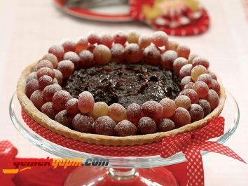KIRMIZI ÜZÜMLÜ VE ÇİKOLATALI TART