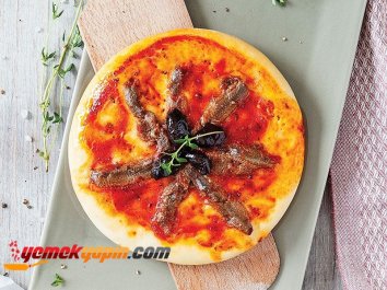 DOMATES SOSLU VE ANÇÜEZLİ PİZZA