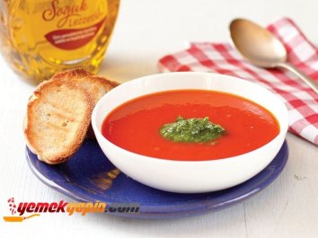 Roka Soslu Domates Çorbası