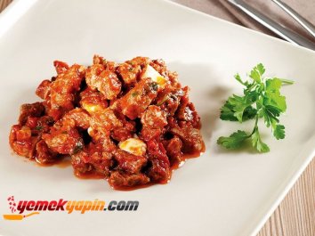 BUHARDA PİŞİRİLMİŞ DOMATES PÜRELİ ET