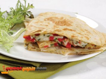SUCUKLU VE SOSİSLİ LAVAŞ GÖZLEME