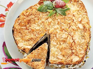 BADEM KAPLAMALI BEZELİ ÇİKOLATALI PASTA