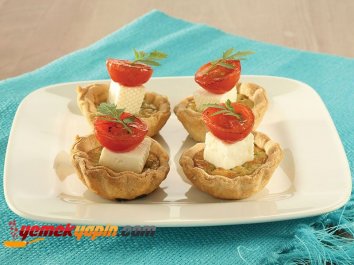 BEYAZPEYNİRLİ, DOMATESLİ VE OTLU TARTÖLET