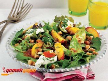 NEKTARİNLİ VE PEYNİRLİ SALATA