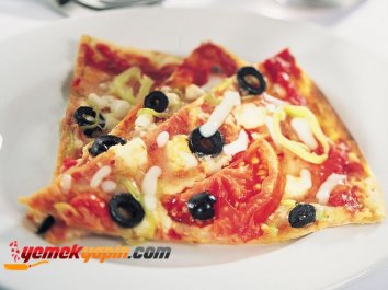 ÜÇ PEYNİRLİ PİZZA