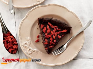 GOJİ BERRY VE ÇİKOLATA KREMALI TART