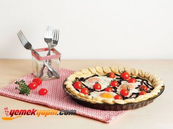 DOMATESLİ, PEYNİRLİ VE YUMURTALI TART