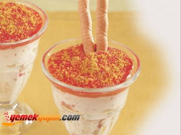 ÇİLEK SOSLU LOR TATLISI