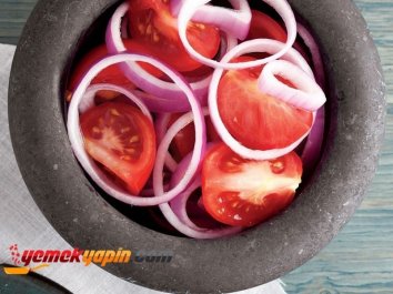 DOMATES SALATASI
