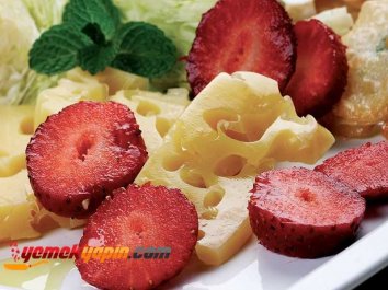 Gravyer Peynirli Ve Çilekli Salata