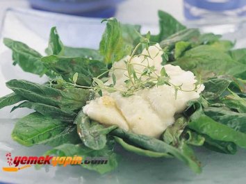 Sıcak Keçi Peynirli Ispanak Salatası