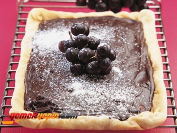 ÜZÜMLÜ VE ÇİKOLATALI TART