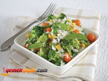 Karışık Sebzeli Pirinç Salatası