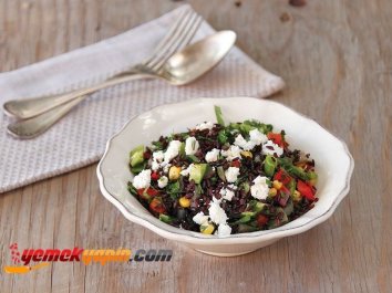 Lor Peynirli Siyah Pirinç Salatası