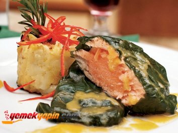Portakal Soslu Ve Pazı Yaprağına Sarılmış Somon