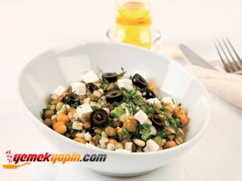 Zeytinli Bakliyat Salatası