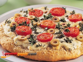 KREMALI VE DOMATESLİ PİZZA
