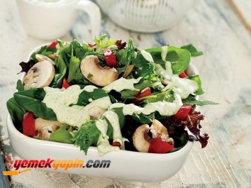 Taze Otlu Ve Krema Soslu Yeşil Salata