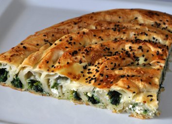 Ev hanımından peynirli maydanozlu kol böreği tarifi...