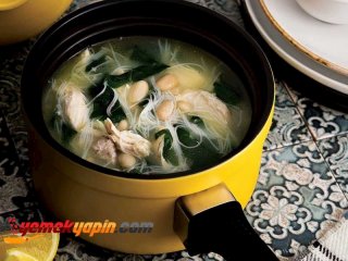 Tavuklu Ve Pazılı Noodle Çorbası