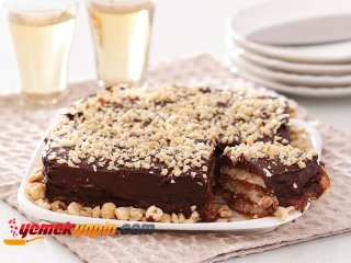 ÇİKOLATALI VE FINDIKLI PASTA