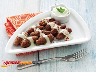 Fesleğen Ve Sarımsak Soslu Köfte