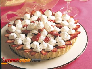 MERENGLİ ÇİLEKLİ TART