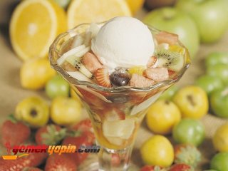 Vanilyalı Dondurma İle Karışık Meyve Salatası
