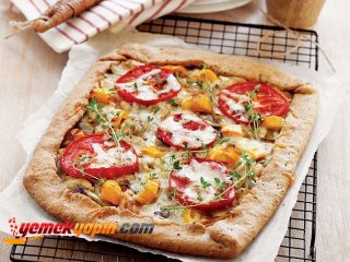 DOMATESLİ VE PIRASALI TART