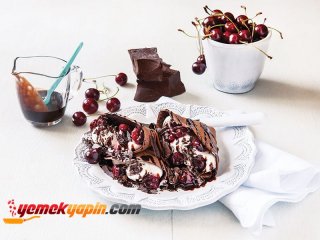 ÇİKOLATALI VİŞNELİ KREPLER