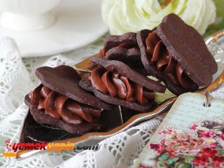 ÇİKOLATA VE FINDIK DOLGULU KURABİYE