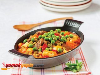 KUZU ETLİ VE KIRMIZIBİBERLİ BEZELYE