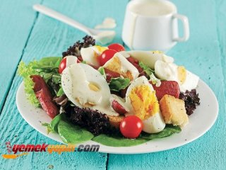 Yumurtalı ve Sosisli Salata
