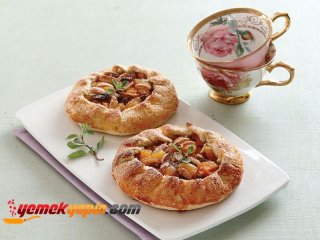 ELMALI VE BÖĞÜRTLENLİ GALETTE