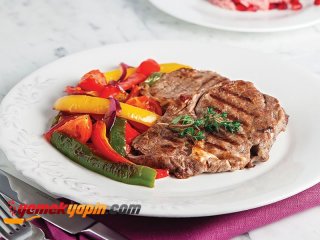 KİRAZ DOMATESLİ VE SOTELENMİŞ SEBZELİ BİFTEK