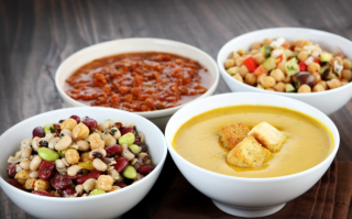 Çok lezzetli bağ salatası çorbası nasıl yapılır?Bağ salatası çorbası tarifi.