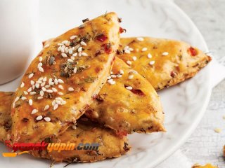 KIRMIZI BİBERLİ VE JAMBONLU KURABİYE