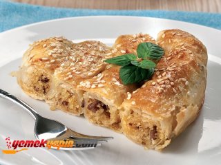 KIYMALI VE İNCE BULGURLU BÖREK